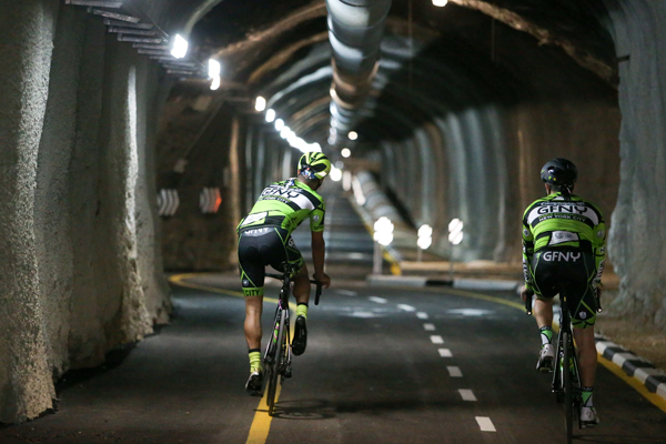 מנהרת האופניים שביל הגיחון בינוני פתיחת מנהרת אופניים  מעין  לבן לעין כרם אילוסטרציה רוכבים